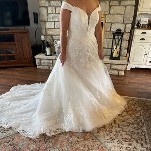 Never worn Wedding Dress